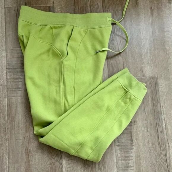 Scuba High-Rise Jogger
Full Length - Picture 4 of 5